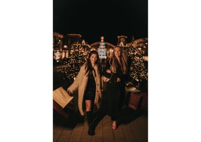 Frauen beim Weihnacht Shopping
