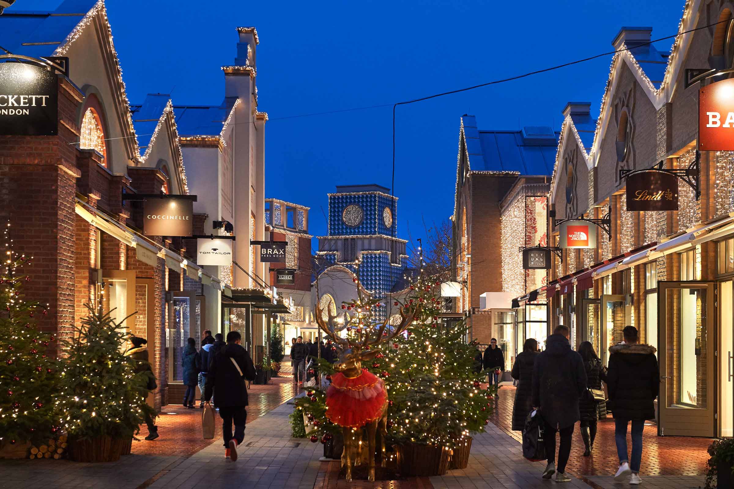Shoppingstraße mit Weihnachtsdeko