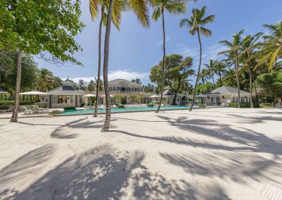 strand mit pool mustique island